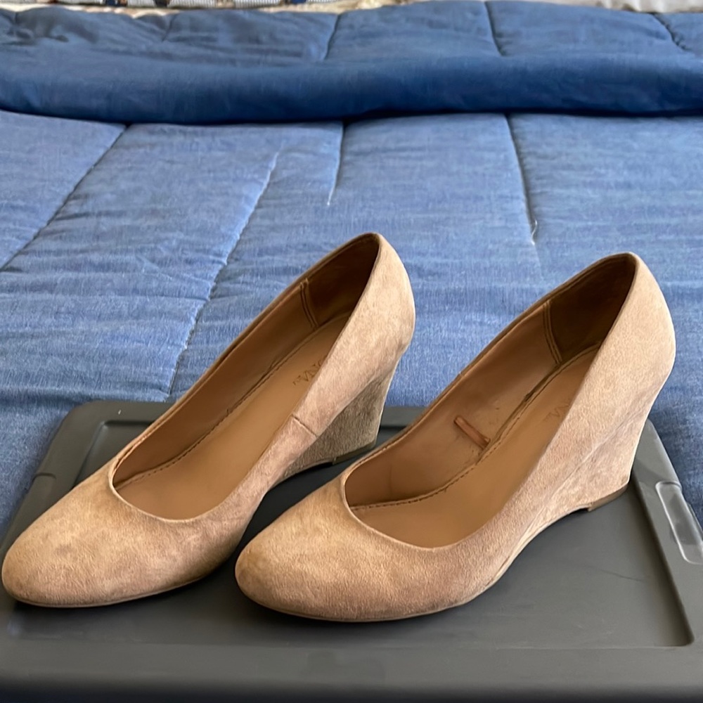 Used tan wedges
